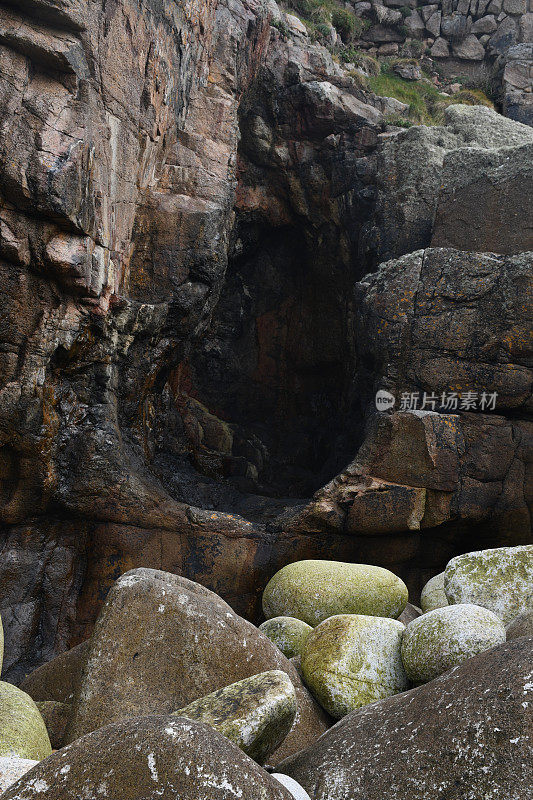 康沃尔Penwith海岸Porth Nanven的洞穴入口